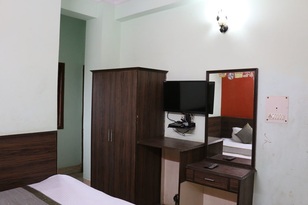 Hotel Prince Palace Deluxe - Paharganj - Ню Делхи Екстериор снимка