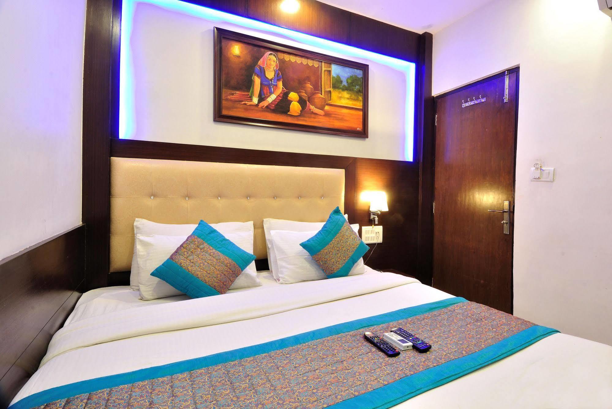 Hotel Prince Palace Deluxe - Paharganj - Ню Делхи Екстериор снимка