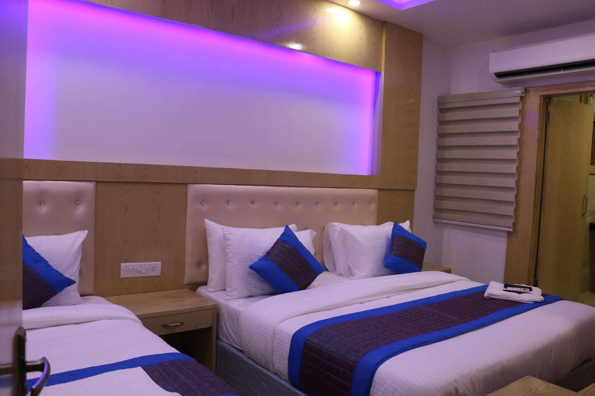 Hotel Prince Palace Deluxe - Paharganj - Ню Делхи Екстериор снимка
