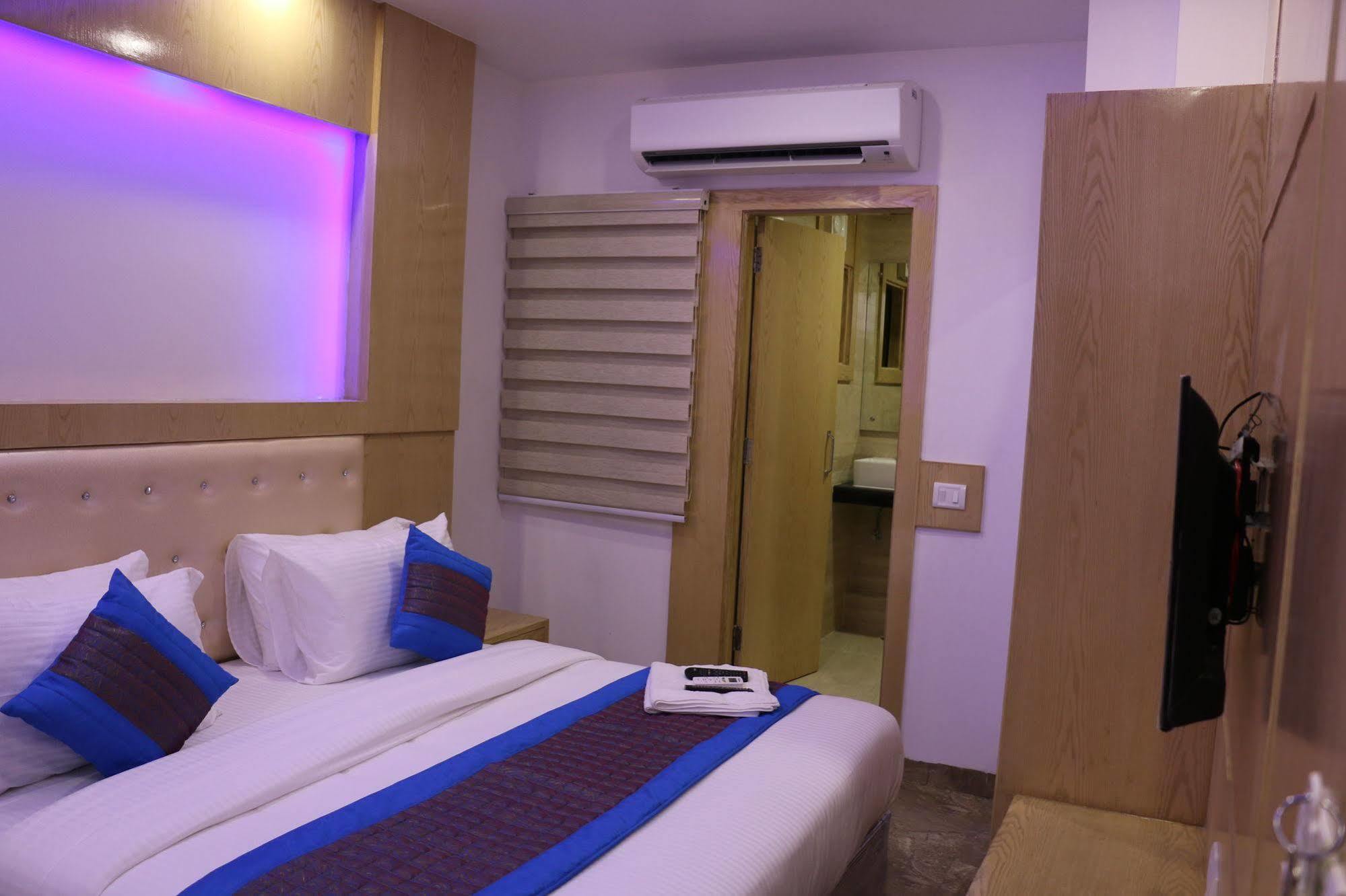 Hotel Prince Palace Deluxe - Paharganj - Ню Делхи Екстериор снимка