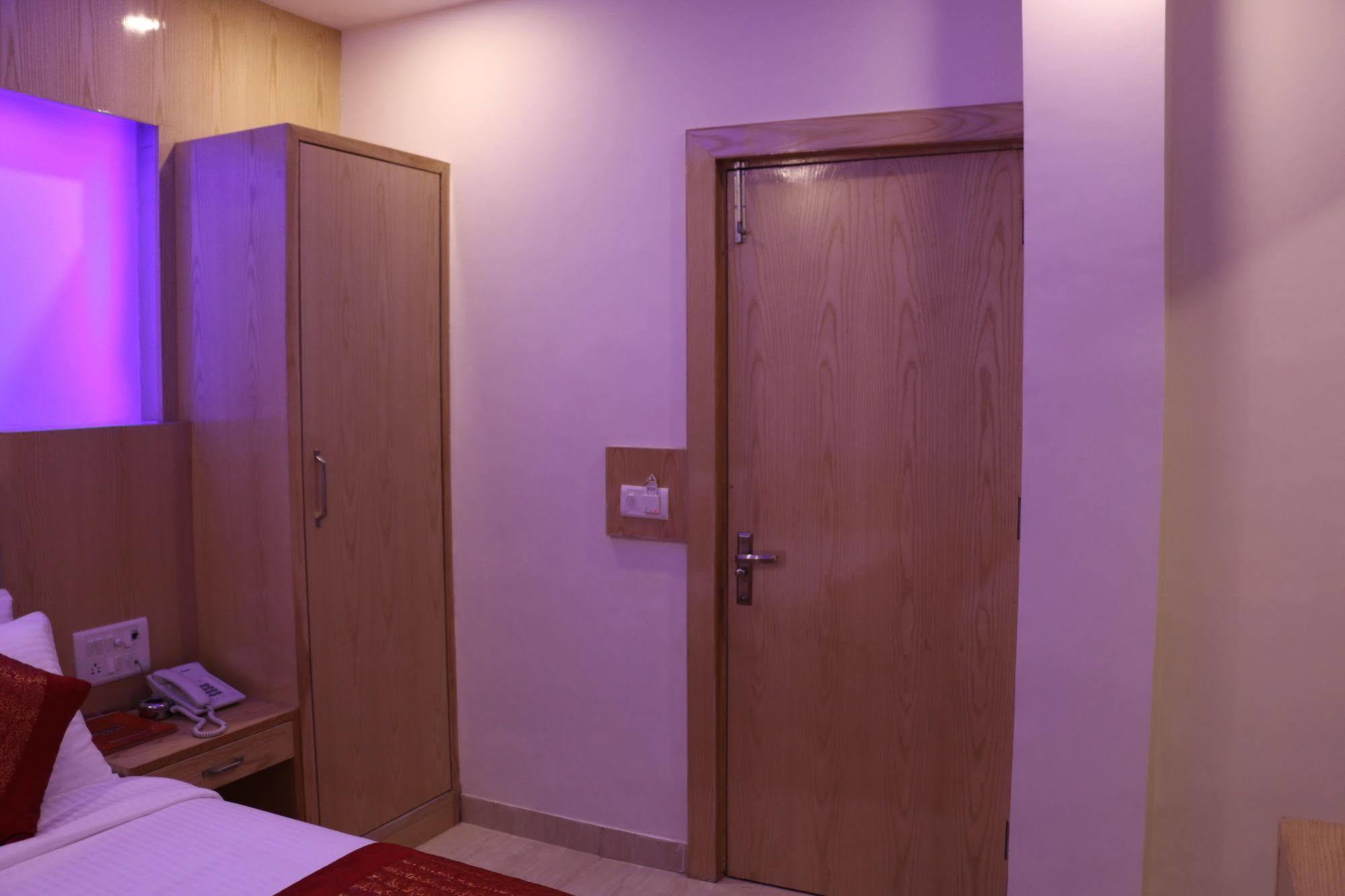 Hotel Prince Palace Deluxe - Paharganj - Ню Делхи Екстериор снимка