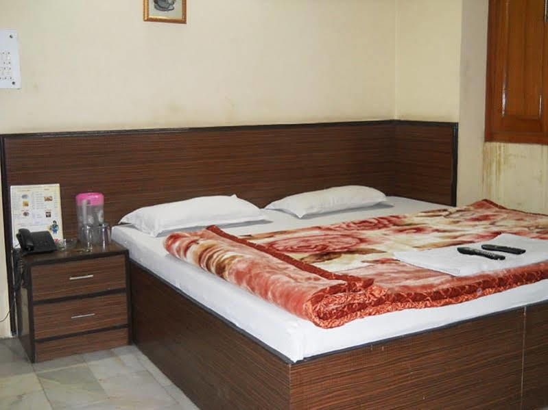 Hotel Prince Palace Deluxe - Paharganj - Ню Делхи Екстериор снимка