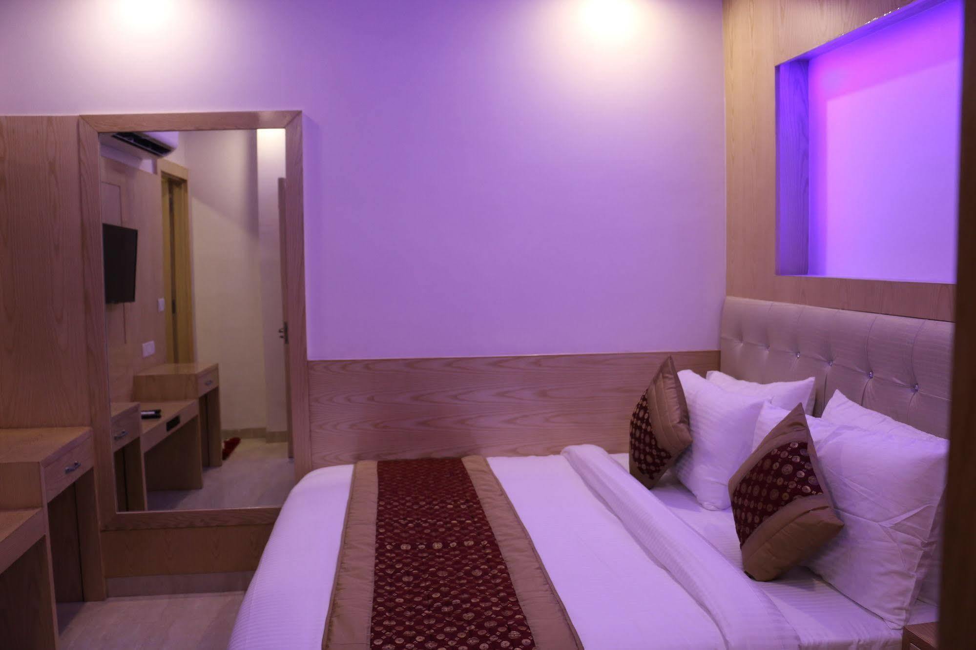 Hotel Prince Palace Deluxe - Paharganj - Ню Делхи Екстериор снимка