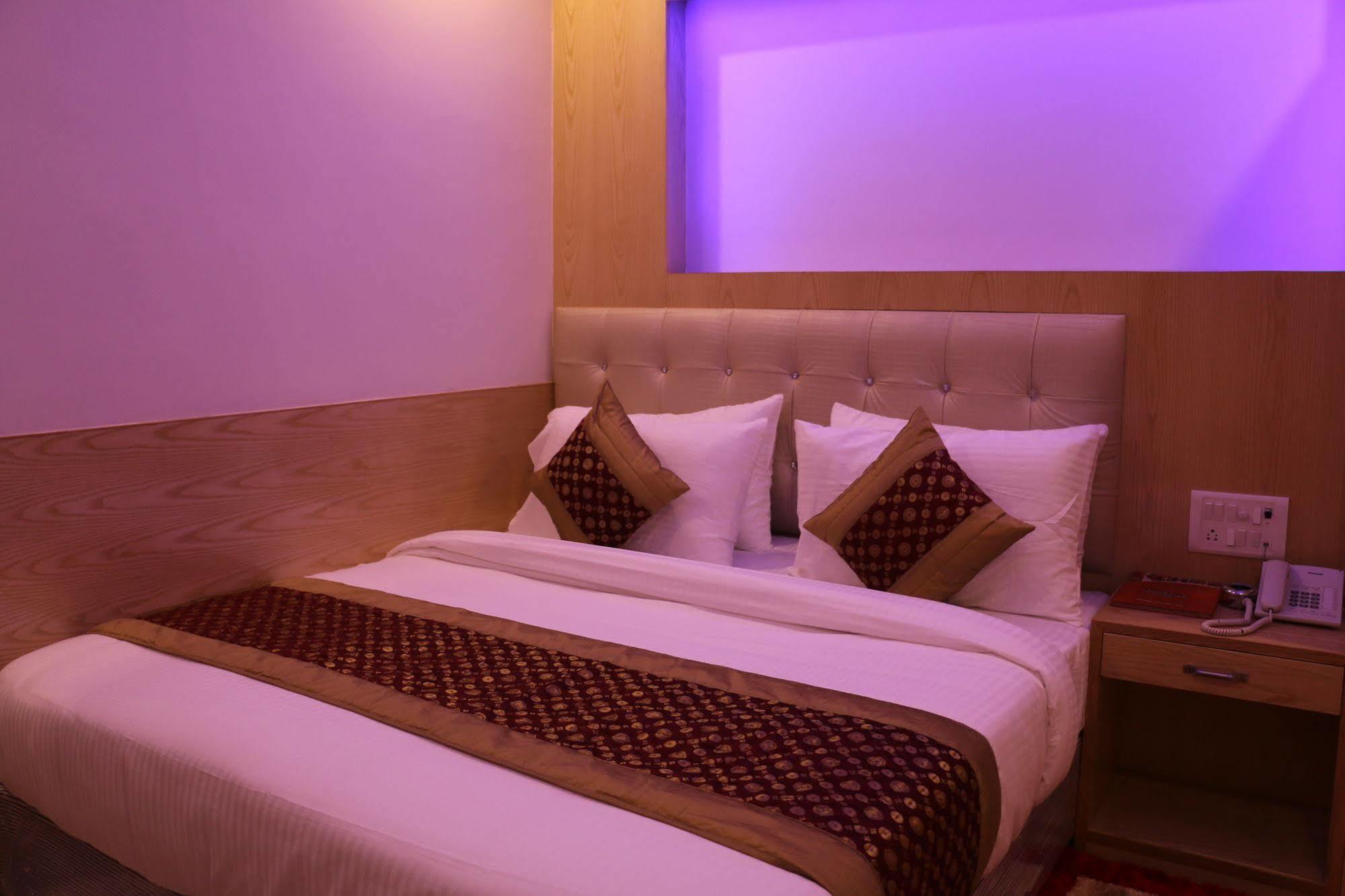 Hotel Prince Palace Deluxe - Paharganj - Ню Делхи Екстериор снимка