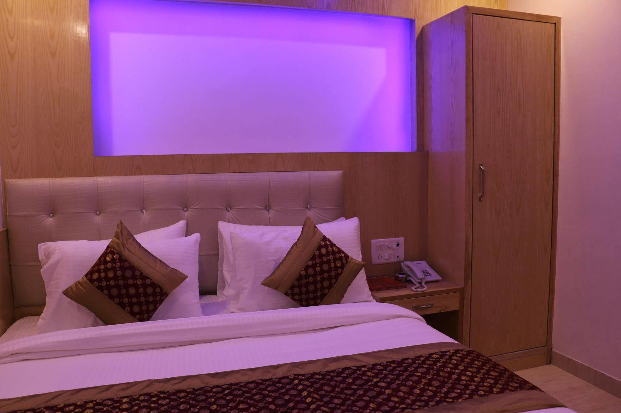 Hotel Prince Palace Deluxe - Paharganj - Ню Делхи Екстериор снимка